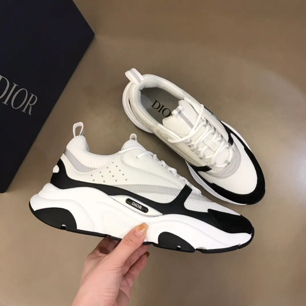 Factory price: 480💰 ◾️▫️Dior D®️ x 🆕 (high version) B22 men's jogging fashion sneakers, this single product draws inspiration from retro jogging shoes. It adopts a thick low-top design, with an upper made of black cow leather and mesh fabric, and a black and white engraved rubber sole. Black mesh fabric tongue and heel counters complement black laces, with an embossed "Di~r" logo embellishment on the side. These sneakers can be mixed and matched with a classic suit for a sporty chic look! Size: 39-45 (38, 46 can be customized)
